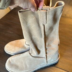 New Ugg 1016853 Classic Suede Tan Perforated Flat Boot
